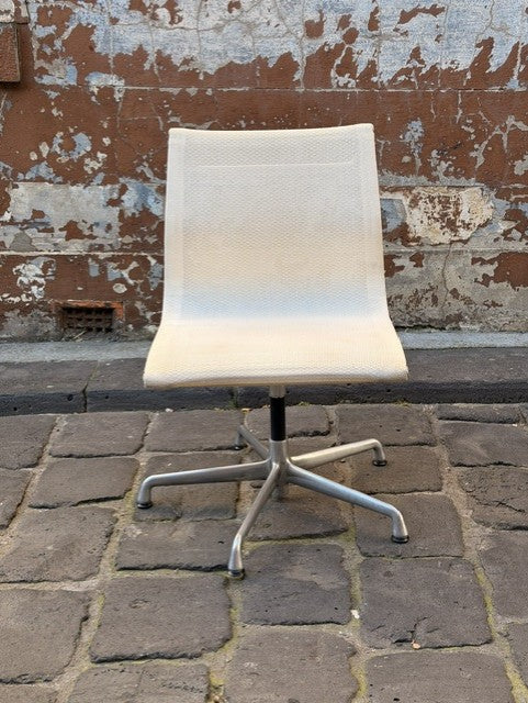 Herman Miller Eames EA330 Management Chair