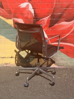 Original Eames EA335 by Charles and Ray Eames for Herman Miller
