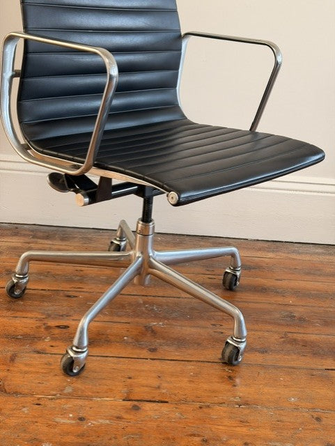Original Herman Miller Eames Aluminium Group EA335 Management Chair by Charles & Ray Eames with Rare Original Industrial Castors in Silver