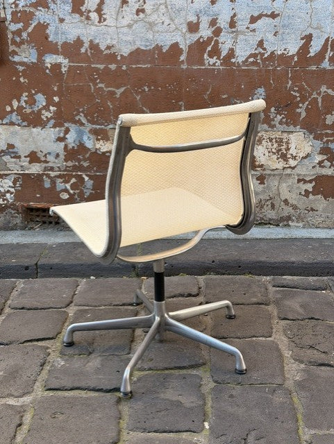 Herman Miller Eames EA330 Management Chair