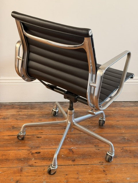 Original Herman Miller Eames Aluminium Group EA335 Management Chair by Charles & Ray Eames with Rare Original Industrial Castors in Silver