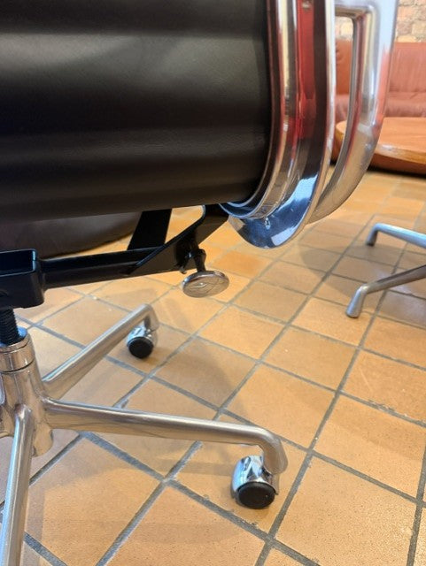 Original Eames Aluminium Group Executive Chair