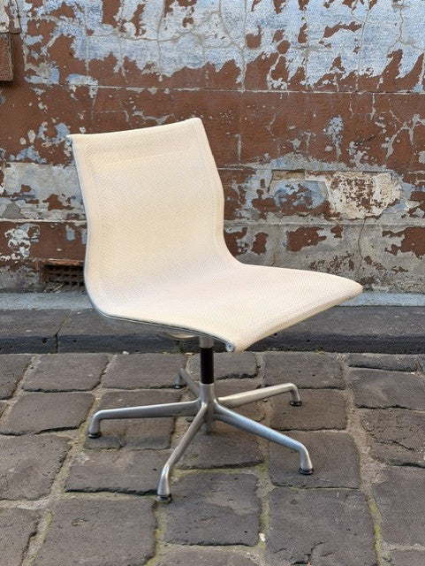 Herman Miller Eames EA330 Management Chair