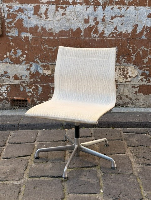 Herman Miller Eames EA330 Management Chair