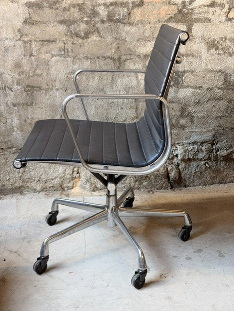 Original Herman Miller Eames Aluminium Group EA335 Management Chair by Charles & Ray Eames with Hard Industrial Casters