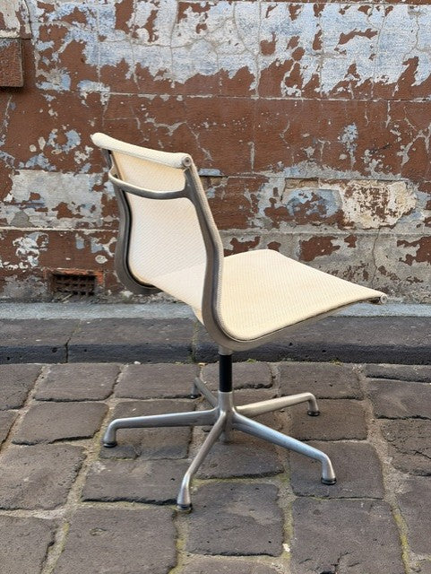 Herman Miller Eames EA330 Management Chair