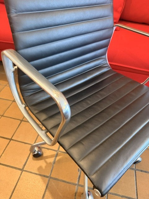 Original Eames Aluminium Group Executive Chair