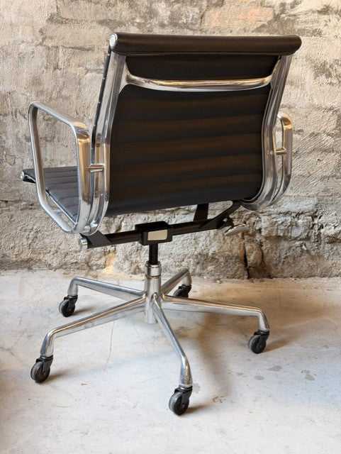 Original Herman Miller Eames Aluminium Group EA335 Management Chair by Charles & Ray Eames with Hard Industrial Casters