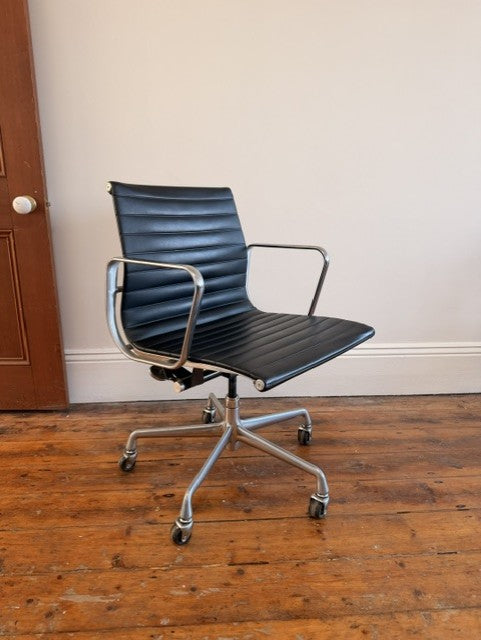 Original Herman Miller Eames Aluminium Group EA335 Management Chair by Charles & Ray Eames with Rare Original Industrial Castors in Silver