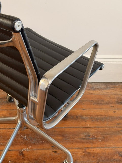 Original Herman Miller Eames Aluminium Group EA335 Management Chair by Charles & Ray Eames with Rare Original Industrial Castors in Silver