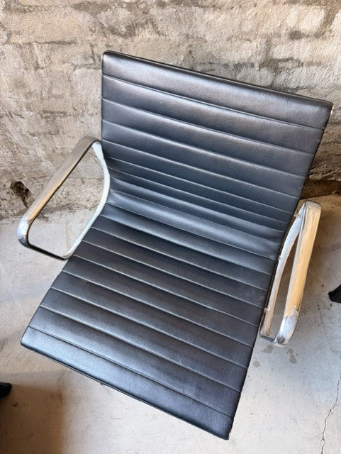 Original Herman Miller Eames Aluminium Group EA335 Management Chair by Charles & Ray Eames with Hard Industrial Casters