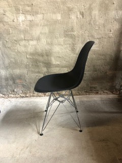 Eames Eiffel Chair in Black