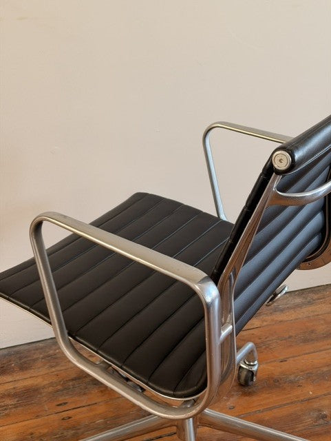 Original Herman Miller Eames Aluminium Group EA335 Management Chair by Charles & Ray Eames with Rare Original Industrial Castors in Silver