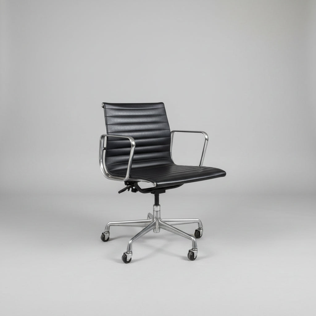 Original Herman Miller Eames Aluminium Group EA335 Management Chair by Charles & Ray Eames with Rare Original Industrial Castors in Silver