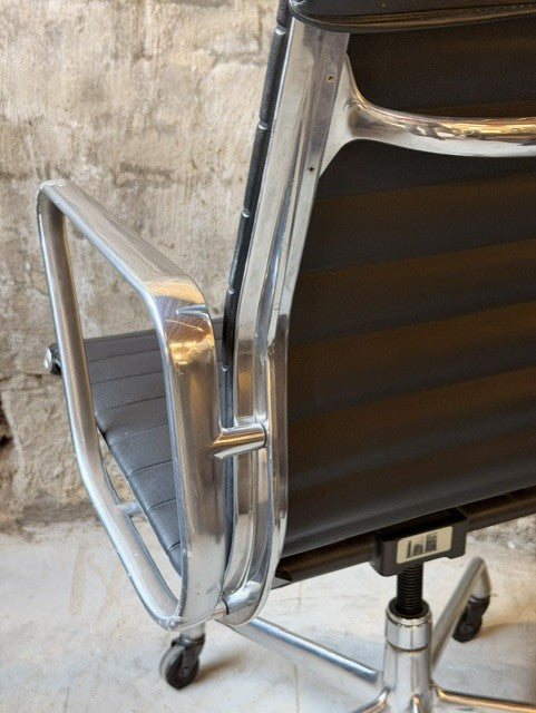 Original Herman Miller Eames Aluminium Group EA335 Management Chair by Charles & Ray Eames with Hard Industrial Casters