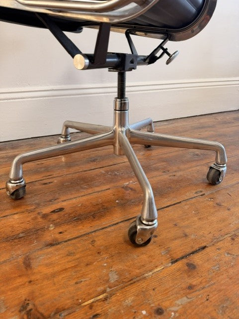 Original Herman Miller Eames Aluminium Group EA335 Management Chair by Charles & Ray Eames with Rare Original Industrial Castors in Silver