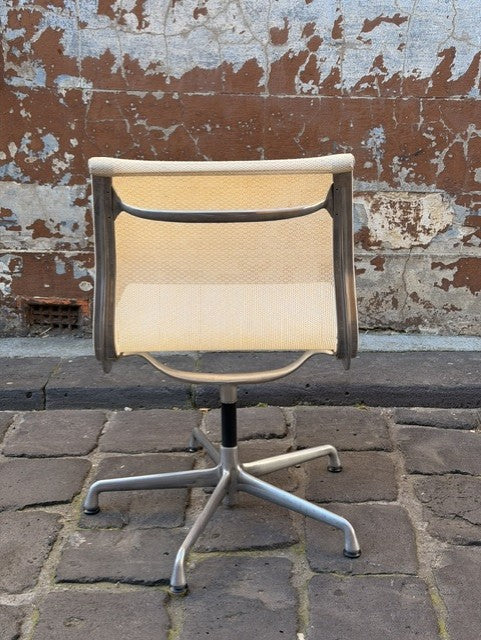 Herman Miller Eames EA330 Management Chair