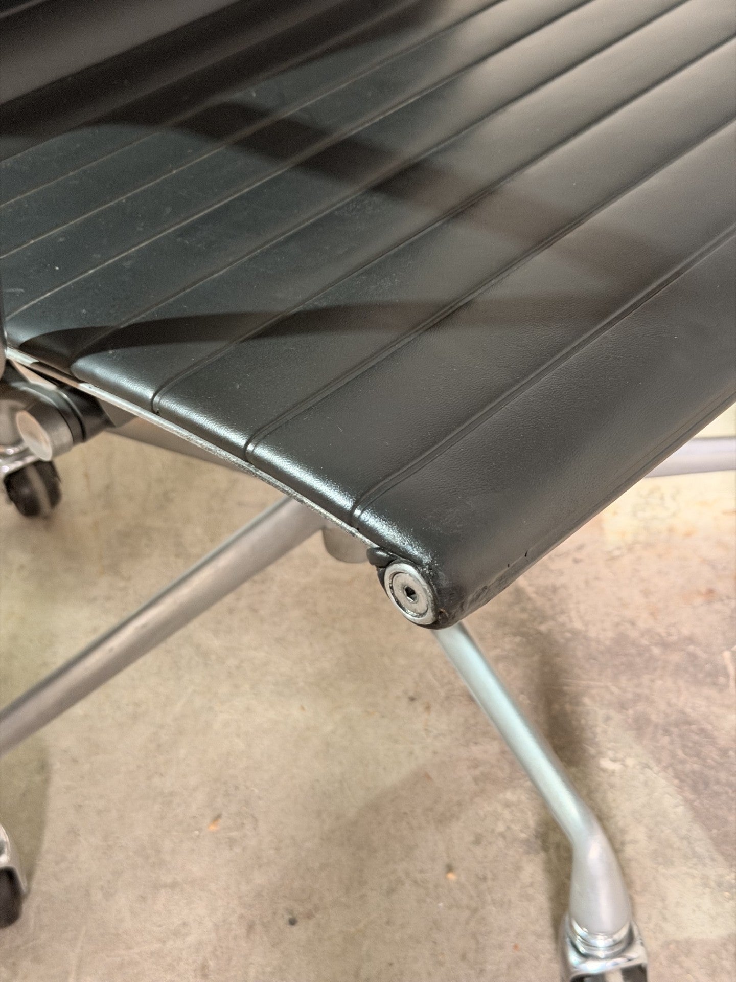 Original Herman Miller Eames Aluminium Group EA335 Management Chair by Charles & Ray Eames with Rare Original Industrial Castors in Silver
