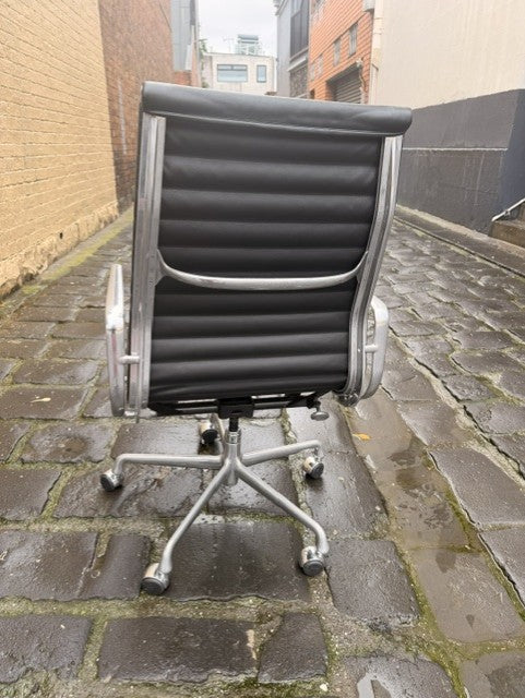 Original Eames Aluminium Group Executive Chair