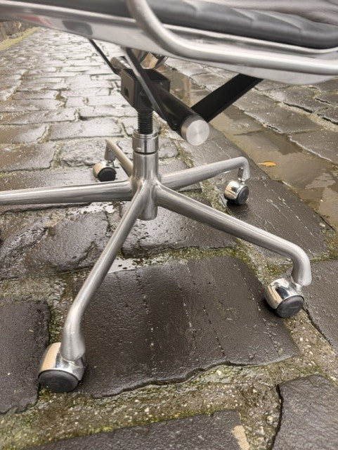 Original Eames Aluminium Group Executive Chair