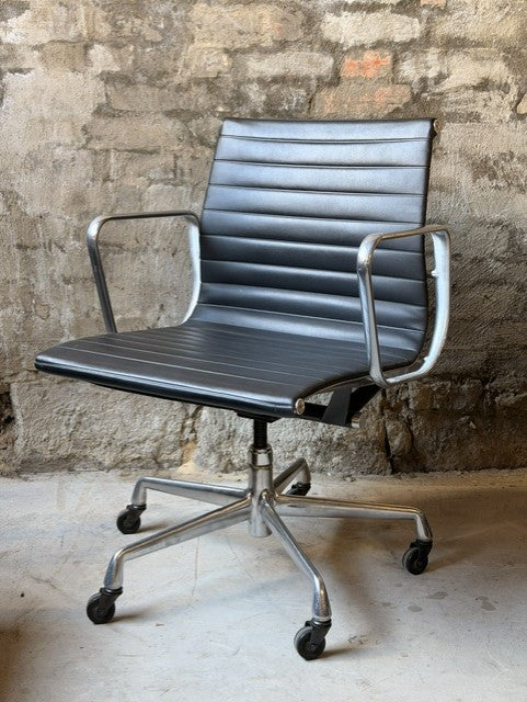 Original Herman Miller Eames Aluminium Group EA335 Management Chair by Charles & Ray Eames with Hard Industrial Casters