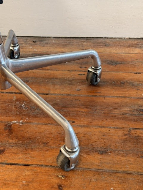 Original Herman Miller Eames Aluminium Group EA335 Management Chair by Charles & Ray Eames with Rare Original Industrial Castors in Silver