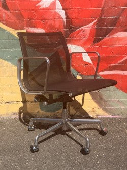 Original Eames EA335 by Charles and Ray Eames for Herman Miller