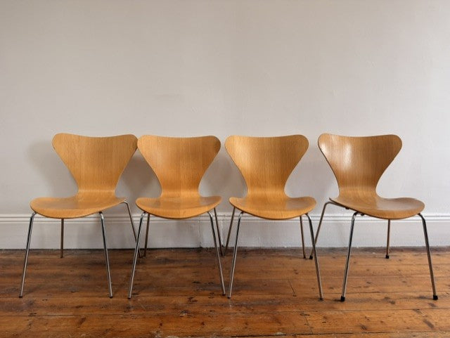 Set of four iconic original Series 7 dining chair, designed by Arne Jacobsen for Fritz Hansen⁠￼ in 1955