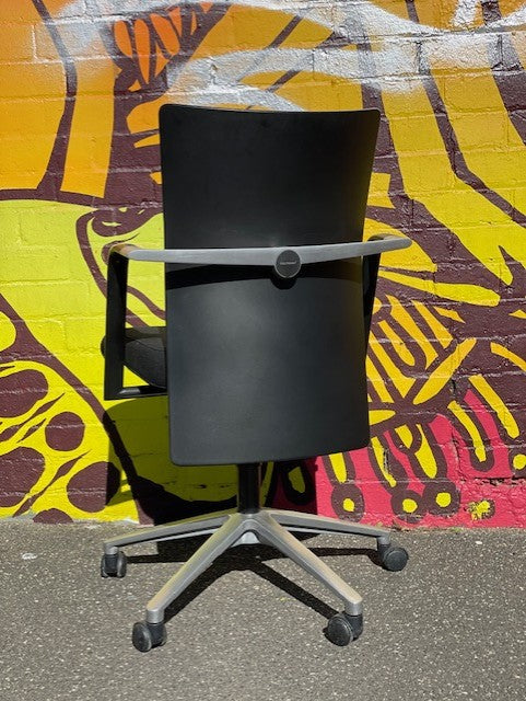 Fritz Hansen "Flow" Chair Design by Burghart Vogtherr, Model 5263