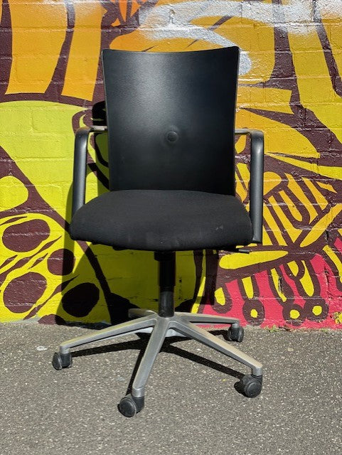 Fritz Hansen "Flow" Chair Design by Burghart Vogtherr, Model 5263