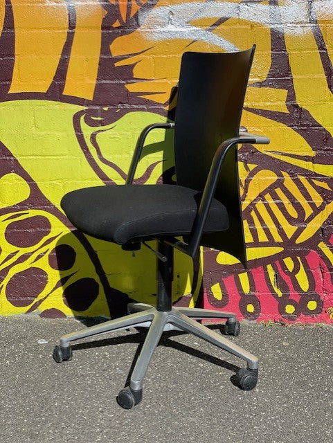 Fritz Hansen "Flow" Chair Design by Burghart Vogtherr, Model 5263