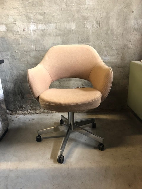 Set of Original Knoll Saarinen Executive Swivel Armchair
