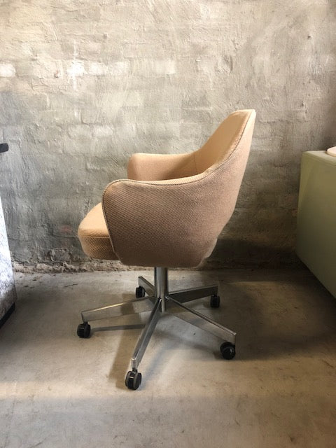 Set of Original Knoll Saarinen Executive Swivel Armchair