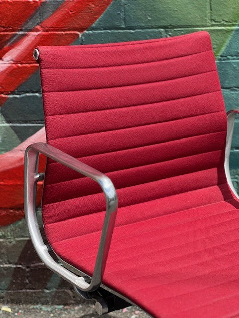 Herman Miller Eames Aluminum Group Management Chair Special 50 Years Edition